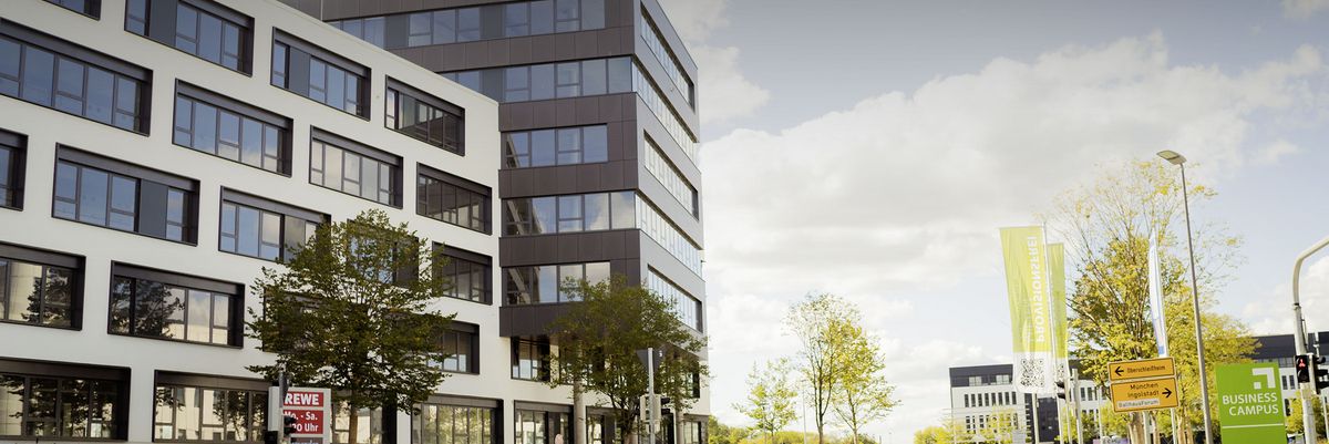 Hauptzufahrt des Business Campus Unterschleißheim mit Blick auf das neue Büro- und Dienstleistungsgebäude