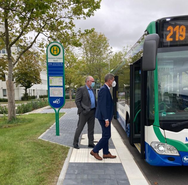 links Stephan Hof (Geschäftsführer Business Campus Management GmbH), rechts Christoph Böck (erster Bürgermeister Stadt Unterschleißheim)