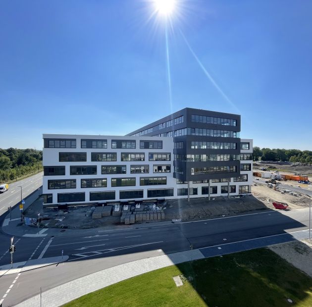 links Stephan Hof (Geschäftsführer Business Campus Management GmbH), rechts Christoph Böck (erster Bürgermeister Stadt Unterschleißheim)