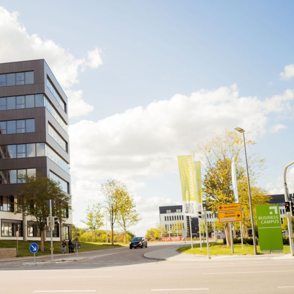 Hauptzufahrt des Business Campus Unterschleißheim mit Blick auf das neue Büro- und Dienstleistungsgebäude