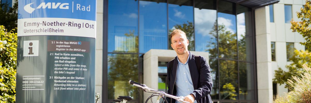 Ein Mitarbeiter leiht sich bei der MVG Radstation am Business Campus Unterschleißheim ein Fahrrad